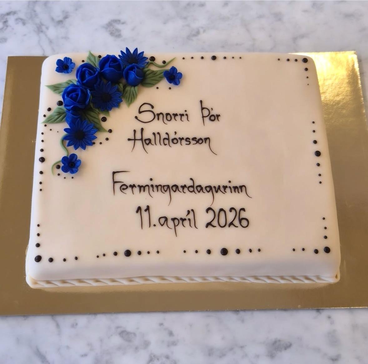 25 manna slétt fermingarkaka með rjómafyllingu og hjúpuð með marsipani